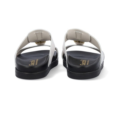 Chinelos brancos de sola preta vistos de trás