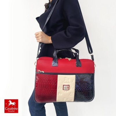 Mala Cavalinho Penafiel vermelha, preta e bege com diferentes texturas em pele de cobra e relevo