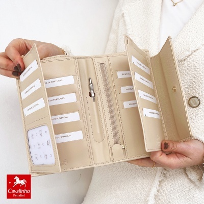 Carteira de couro bege aberta com múltiplos compartimentos para cartões