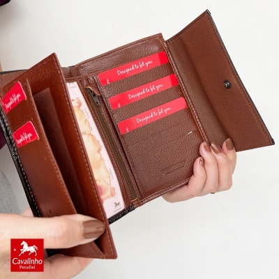 Carteira castanha em pele aberta com cartões vermelhos e fecho