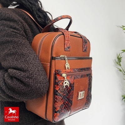 Mochila castanha com detalhes em padrão cobra e logótipo Cavalinho Penafiel