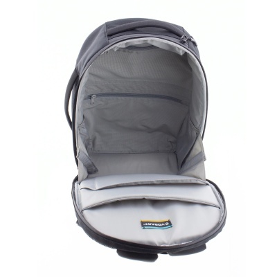Mochila cinza aberta mostrando interior cinza claro com compartimentos e bolso com fecho