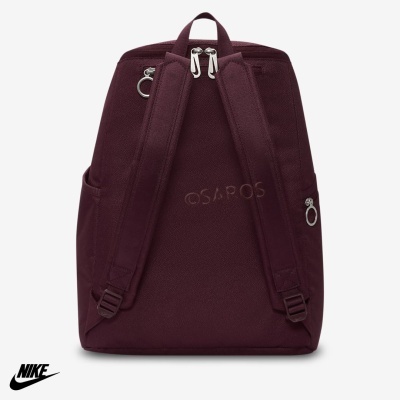Mochila Nike castanho escuro com alças acolchoadas e fechos prateados