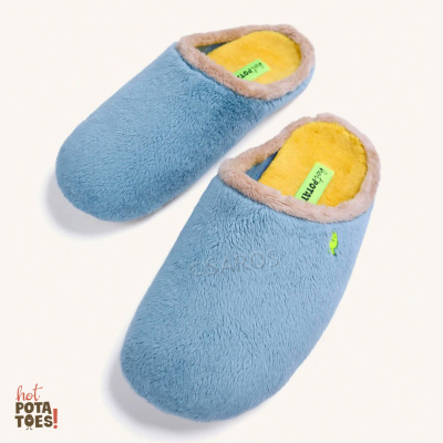 Chinelos azuis felpudos com interior amarelo e etiqueta verde.
