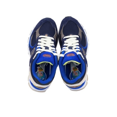 Sapatilhas desportivas azul, cinza e branco vistas por cima