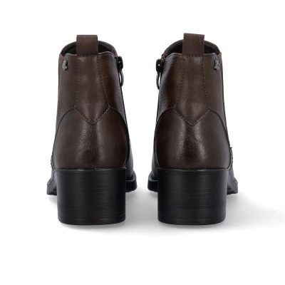 Botas de couro sintético castanhas vista traseira com salto preto