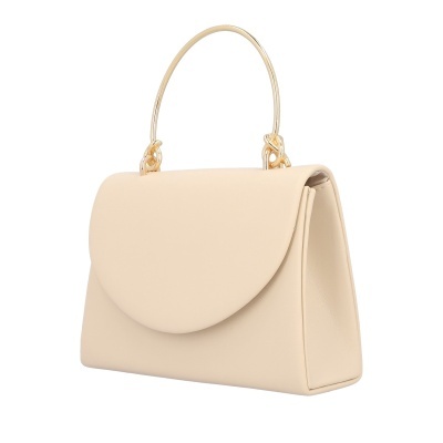 Mala de mão bege claro com alça dourada rígida e aba semicircular