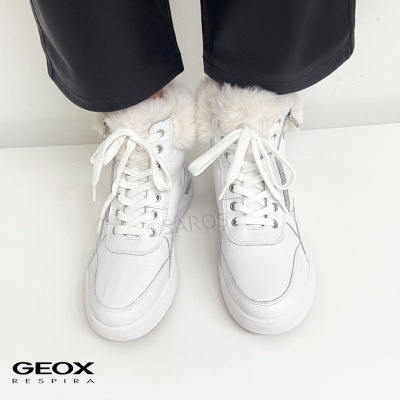 Ténis brancos de cano médio com pelo interior e atacadores brancos