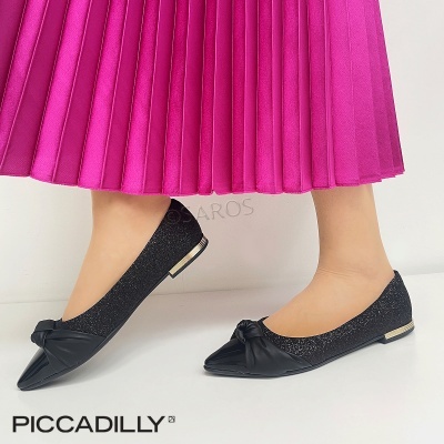 Sapatilhas femininas negras brilhantes com nó no bico e saia rosa plissada