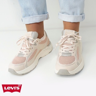 Par de sapatilhas Levis bege e rosa com atacadores, em fundo branco