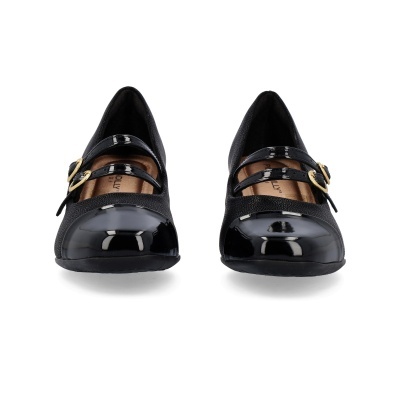 Sapatos femininos pretos com bico verniz e tiras com fivelas douradas