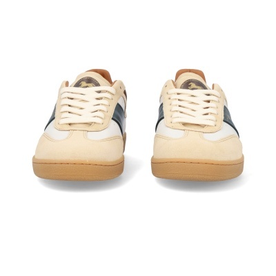 Sapatilhas bege, branco e preto com sola castanha no fundo branco