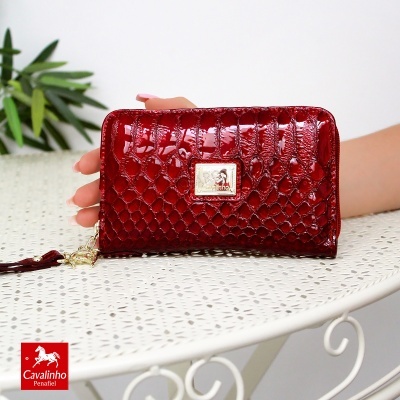 Carteira vermelha com padrão de pele de cobra e placa metálica Cavalinho Penafiel