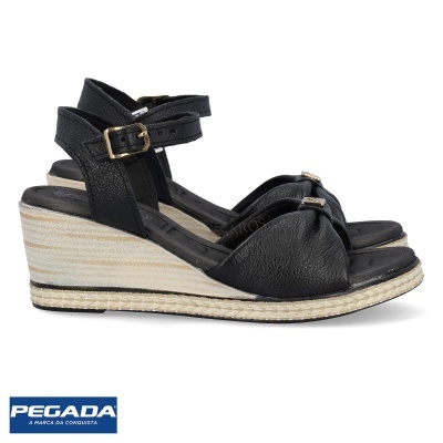 Sandálias de cunha pretas com tiras e fivela dourada em fundo branco