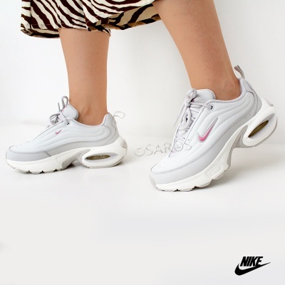 Tênis Nike brancos com detalhes rosa e sola espessa