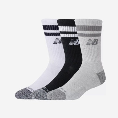 Três pares de meias desportivas New Balance em branco, preto e cinza com riscas horizontais e logo NB.