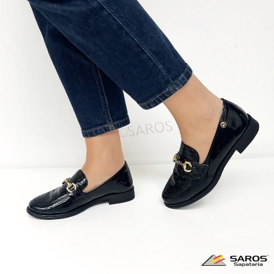 Sapatos mocassim pretos em verniz com detalhe dourado