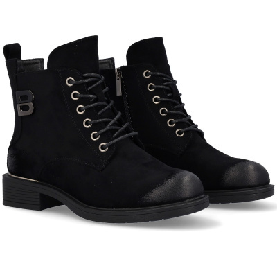 Botas pretas de cano curto com atacadores e detalhe metálico B