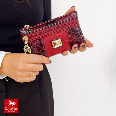 Carteira vermelha pequena em pele com textura de escama e detalhes dourados