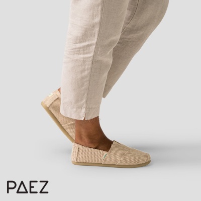 Sapatos tipo alpercatas bege com sola de borracha e pantalonas bege claro