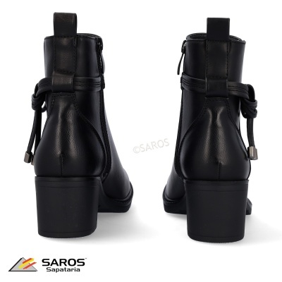 Botins pretos de salto médio com laço e fecho lateral