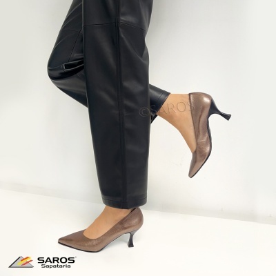 Sapatos de salto castanho metálico com calças pretas de couro