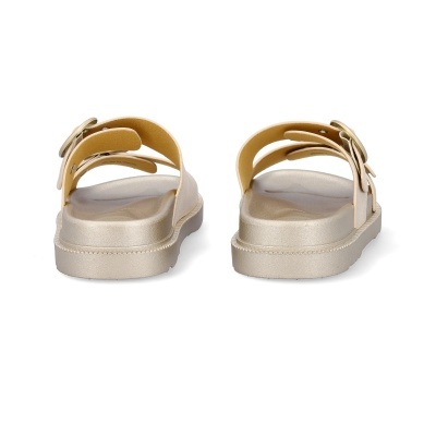 Chinelos dourados com tiras ajustáveis e fivela metálica