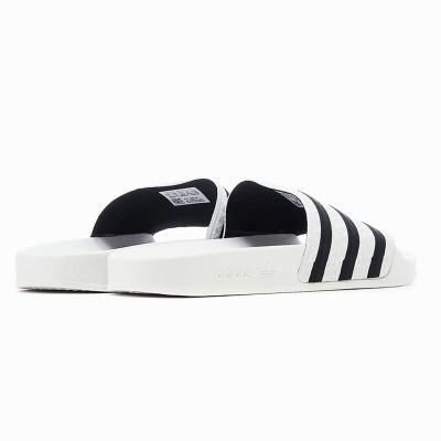 Sandálias slides Adidas brancas com riscas pretas e logo em relevo