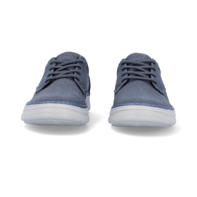 Par de sapatilhas azuis com atacadores e sola branca