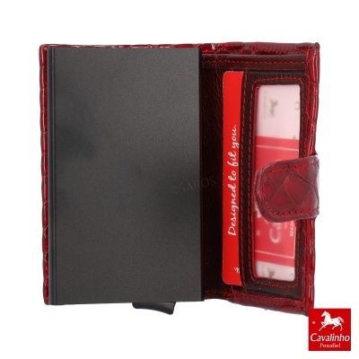 Carteira vermelha em pele com textura crocodilo e compartimento para cartões