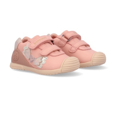 Sapatilhas infantis rosa com velcro e decoração de coração