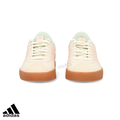 Sapatilhas Adidas com sola castanha e três riscas rosa claro