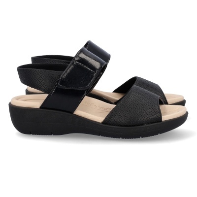 Sandálias pretas com sola grossa e tiras com velcro.