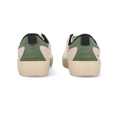 Vista traseira de sapatilhas bege e verde com sola grossa