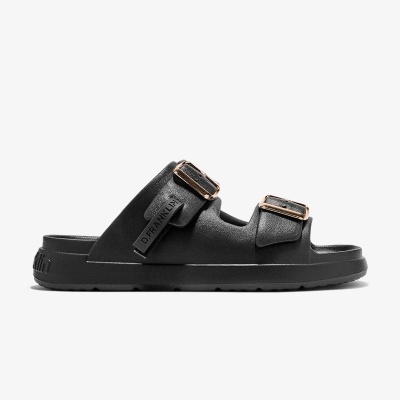 Sandália preta com duas fivelas douradas e etiquetas D.FRANKLIN