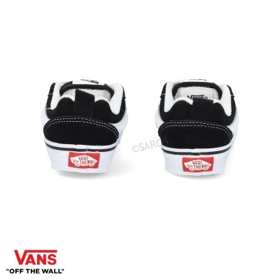 Sapatilhas Vans pretas e brancas vistas de trás