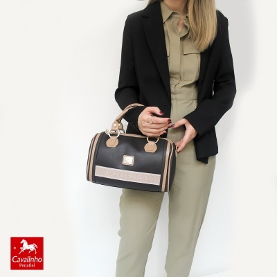 Mala de mão preta com detalhes taupe e logótipo metálico