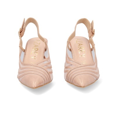 Sapatos de salto rosa claro com detalhes translúcidos e tiras decorativas