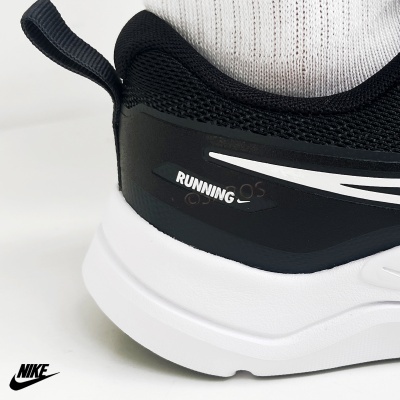 Ténis de corrida preto e branco da Nike, vista traseira lateral