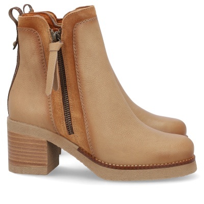 Botas castanhas de pele e camurça com fecho lateral e salto médio