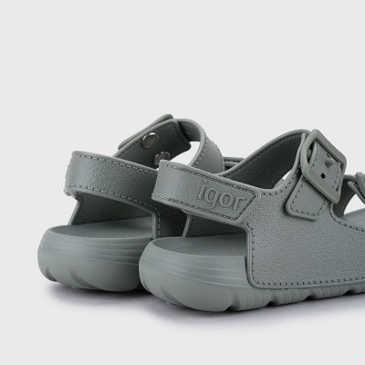 Sandálias cinzentas tipo crocs com fecho de velcro e fivela