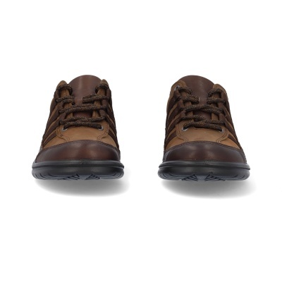 Par de sapatos desportivos castanhos com atacadores e sola preta