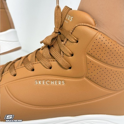 Ténis caramelo de cano alto Skechers com cadarços e solado branco