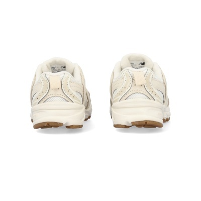 Sapatilhas desportivas bege vistas de trás