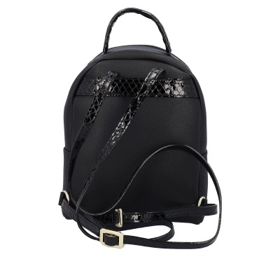 Mochila pequena preta com alças em padrão escamas e fivela dourada