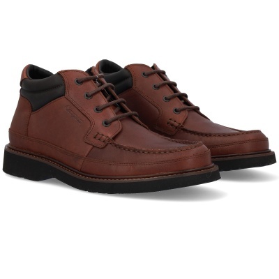 Sapatos masculinos castanhos de pele com atacadores e detalhe preto