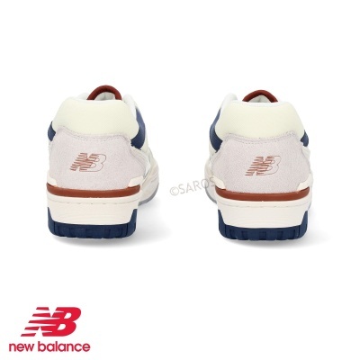 Sapatilhas New Balance vistas por trás em branco, azul escuro e rosa claro