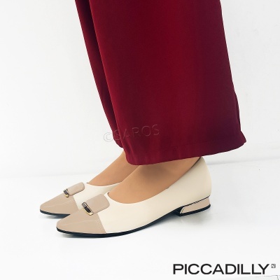 Sapatilhas bicolores creme e bege com salto baixo usadas com calças vermelhas