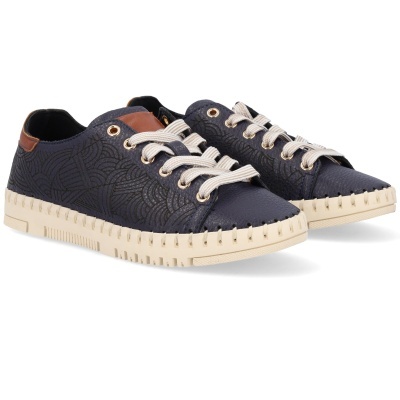 Sapatilhas azuis escuras com padrão geométrico, atacadores brancos e sola bege