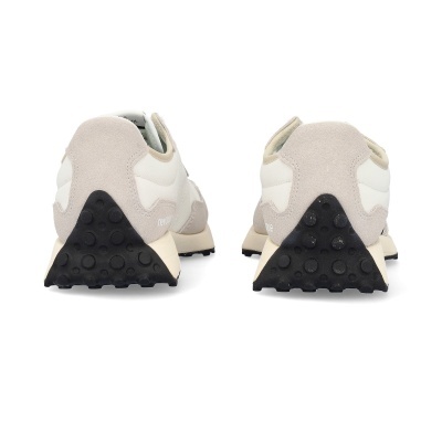 Ténis de corrida bege e branco vistos de trás com sola preta texturizada